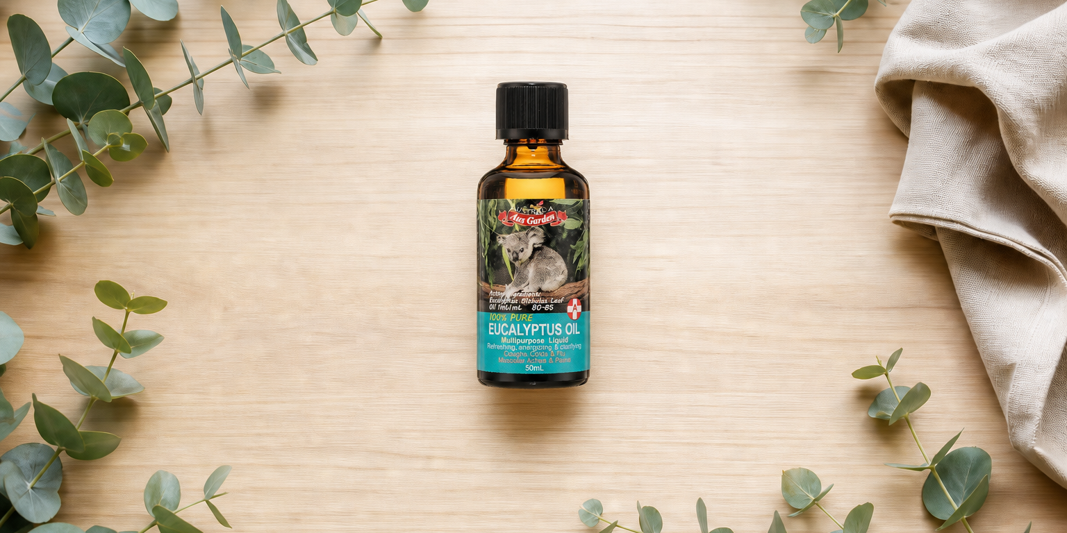 澳維花園頂級藍膠尤加利精油 50ml 靜置於窗邊淺色木桌，一旁是銀藍綠色的尤加利枝葉與亞麻布，明亮自然光